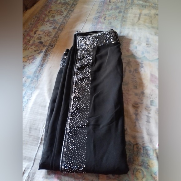 Premium Georgette Diamond Work
Stylish Party Wear Saree - Picture 8 of 12